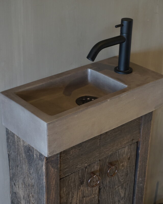 Rene Houtman Oud eikenhouten landelijk toiletmeubel + fontein dark grey