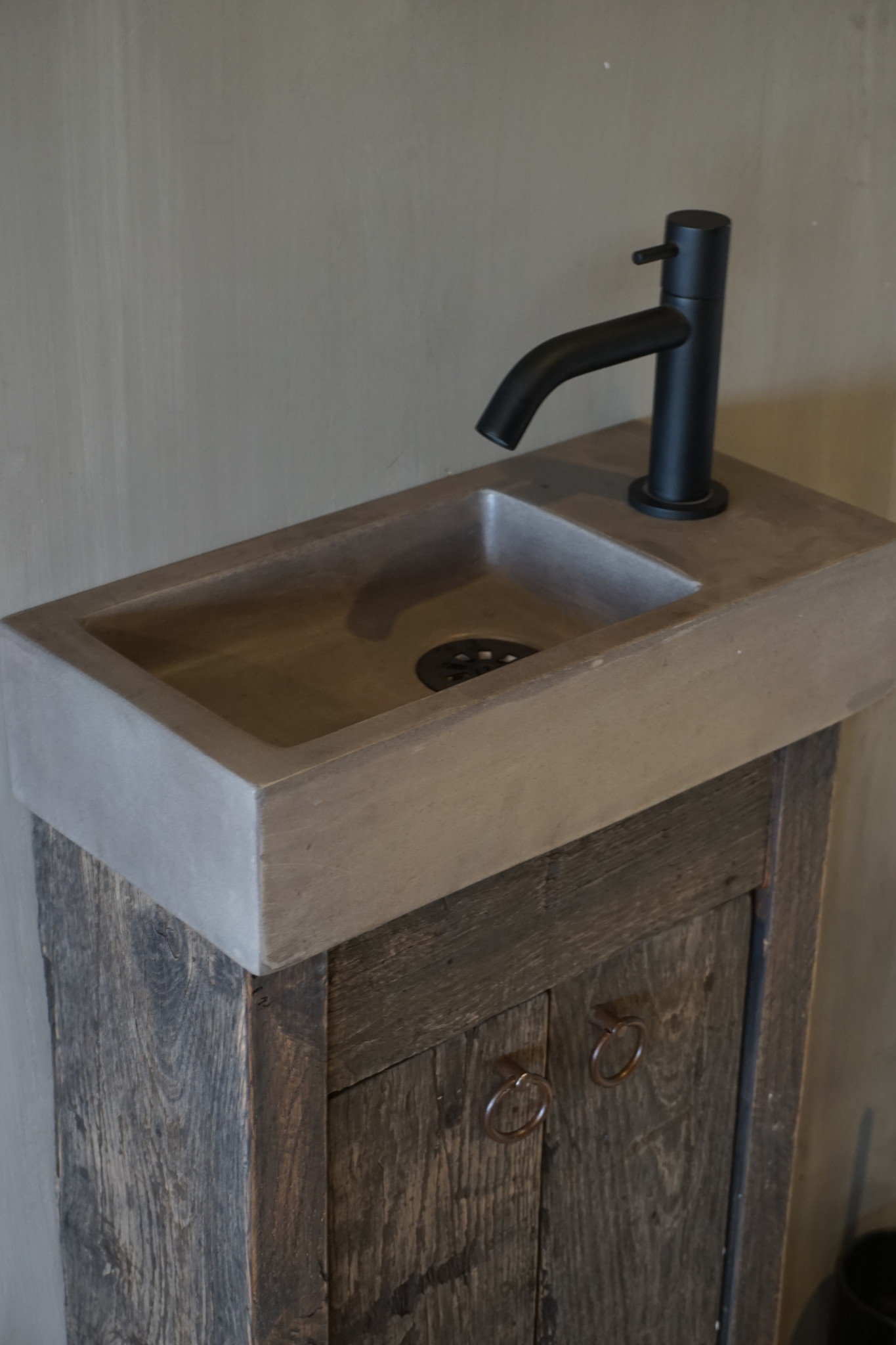 Rene Houtman Oud eikenhouten landelijk toiletmeubel + fontein dark grey