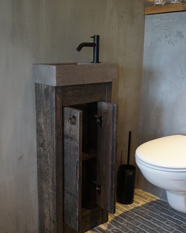 Rene Houtman Oud eikenhouten landelijk toiletmeubel + fontein dark grey