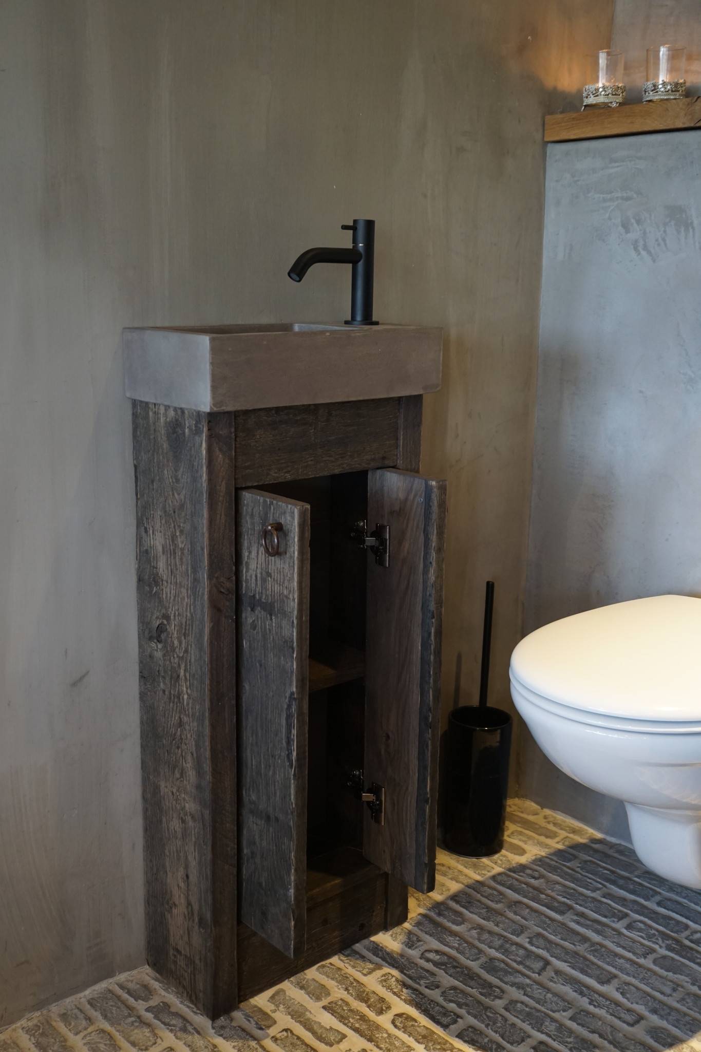 Rene Houtman Oud eikenhouten landelijk toiletmeubel + fontein dark grey