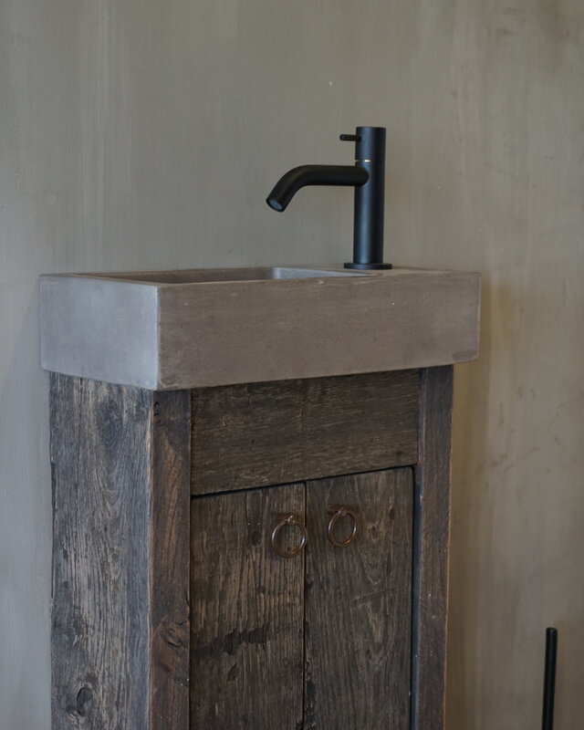 Rene Houtman Oud eikenhouten landelijk toiletmeubel + fontein dark grey