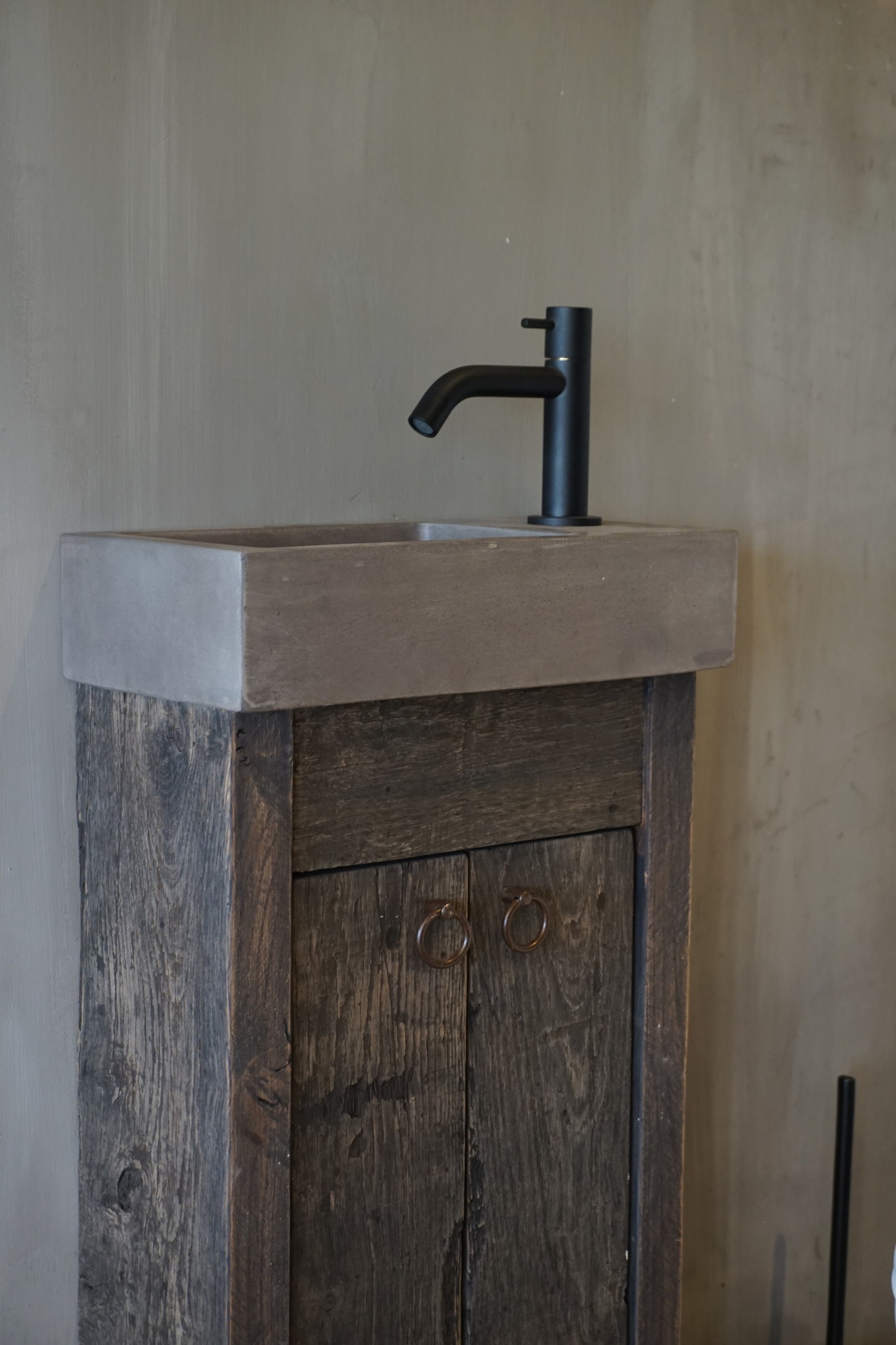 Rene Houtman Oud eikenhouten landelijk toiletmeubel + fontein dark grey
