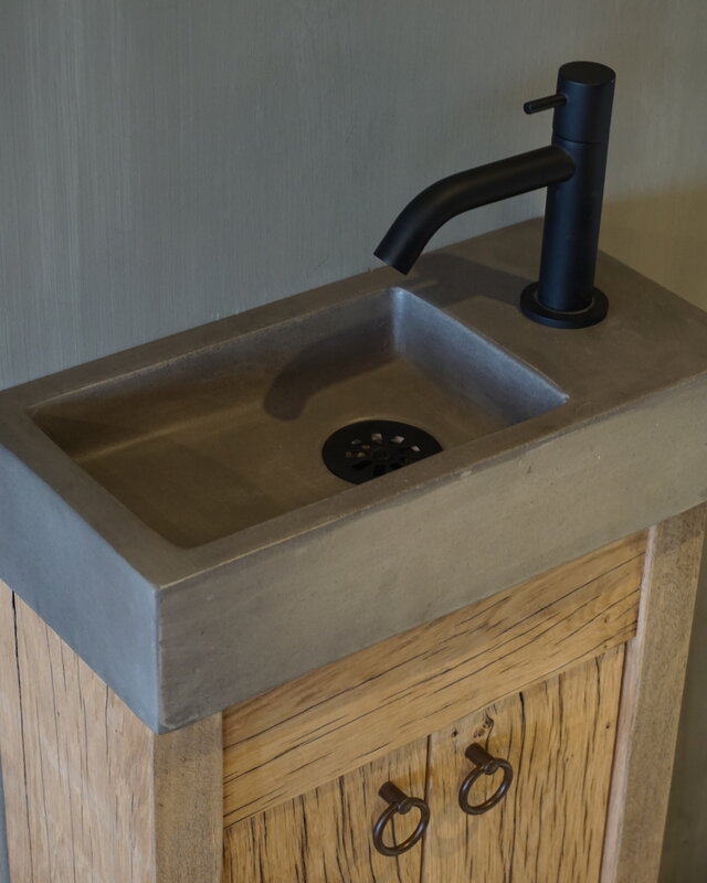Rene Houtman Oud eikenhouten landelijk toiletmeubel + fontein dark grey