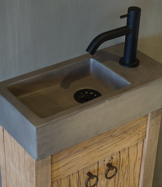 Rene Houtman Oud eikenhouten landelijk toiletmeubel + fontein dark grey