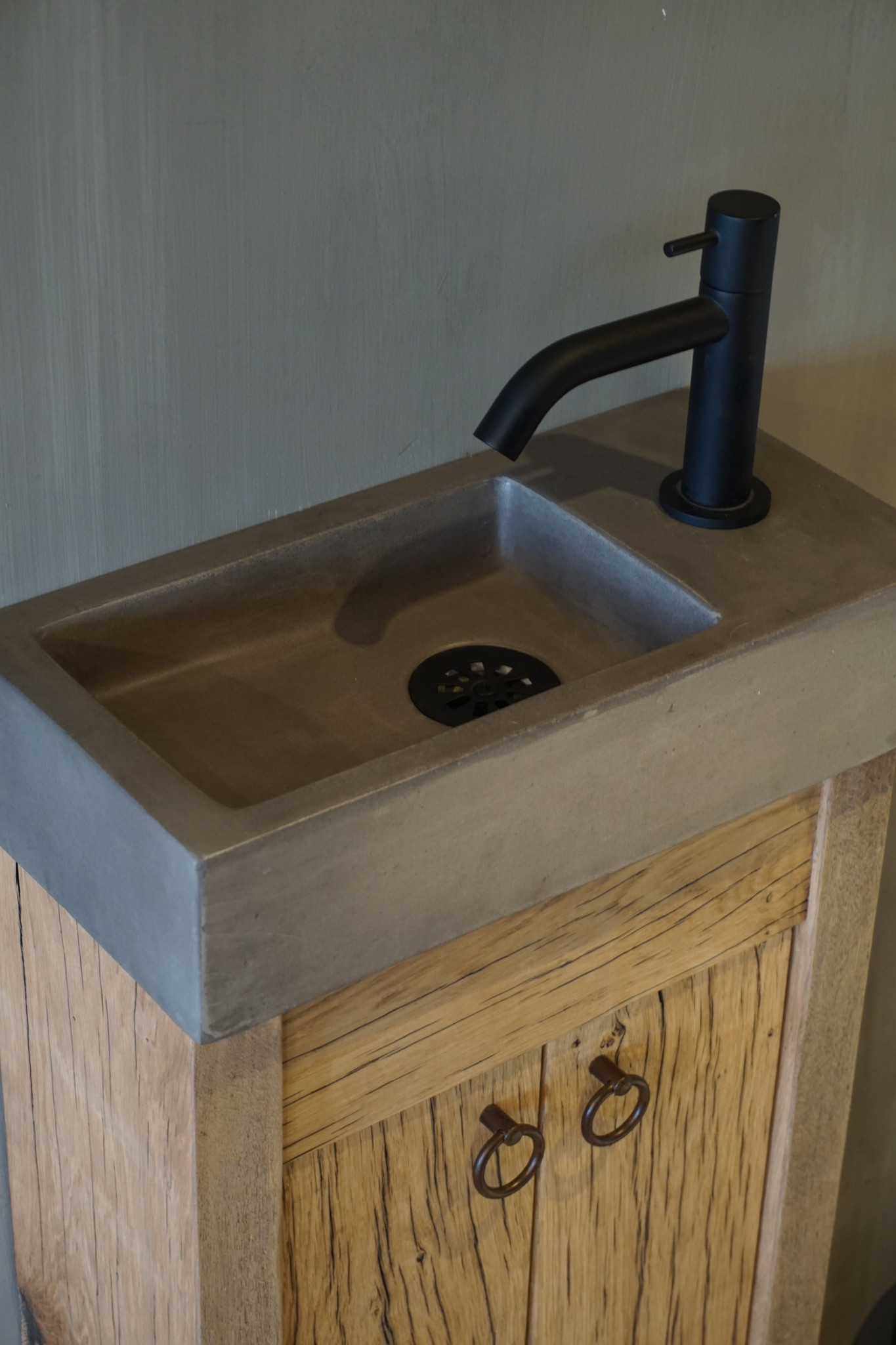 Rene Houtman Oud eikenhouten landelijk toiletmeubel + fontein dark grey