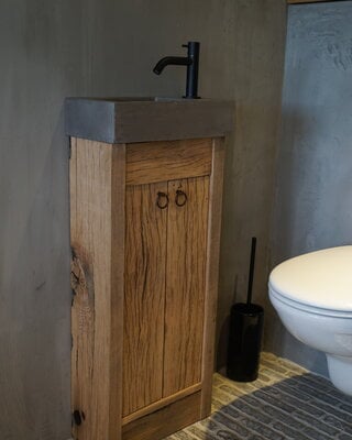 Rene Houtman Oud eikenhouten landelijk toiletmeubel geschaafd + fontein dark grey
