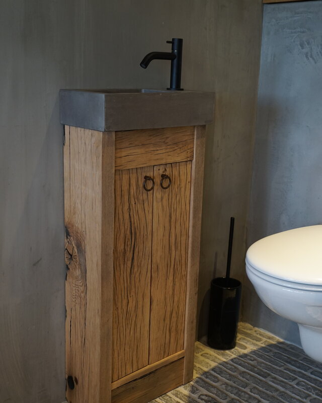 Rene Houtman Oud eikenhouten landelijk toiletmeubel + fontein dark grey