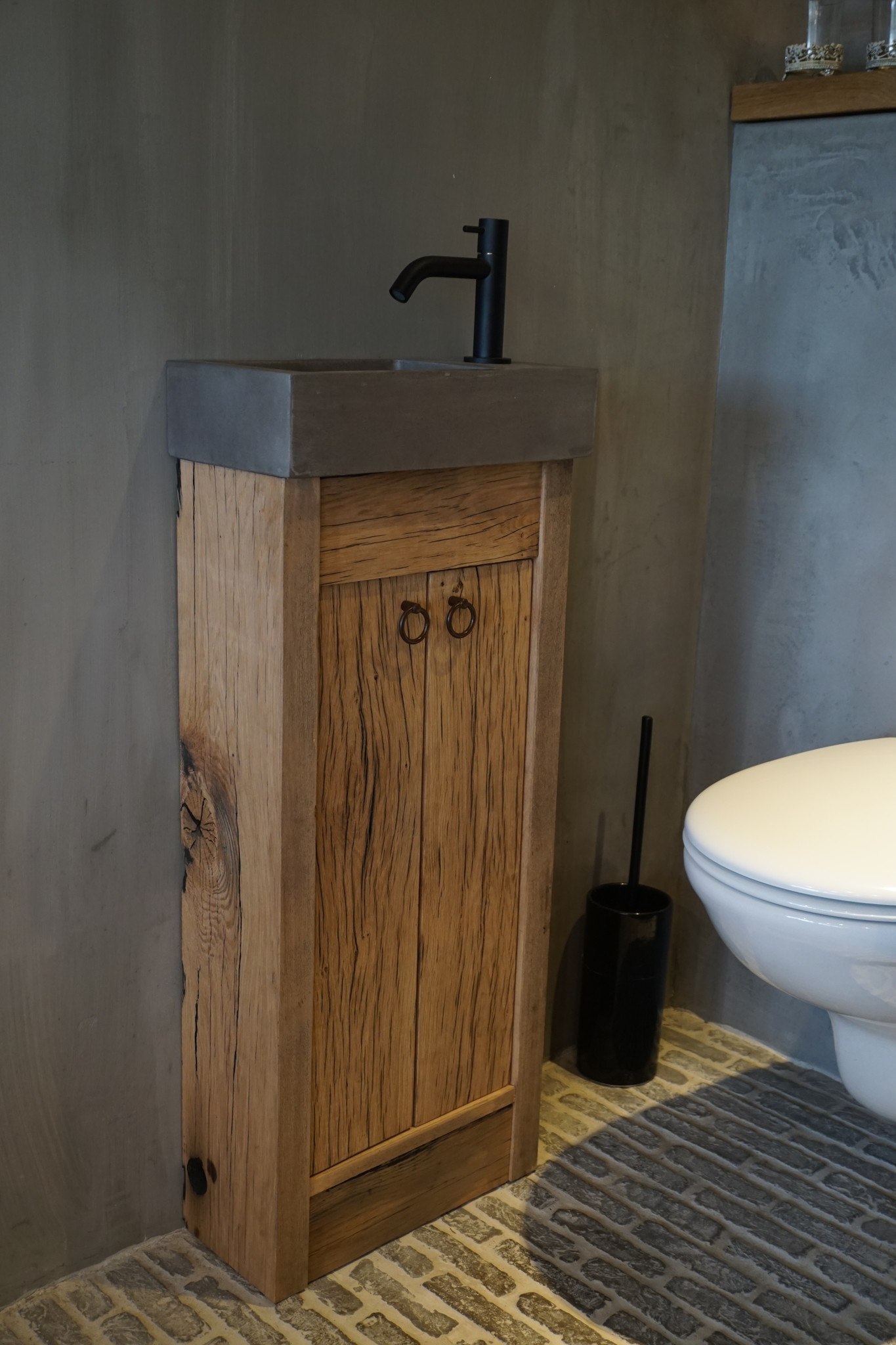 Rene Houtman Oud eikenhouten landelijk toiletmeubel + fontein dark grey