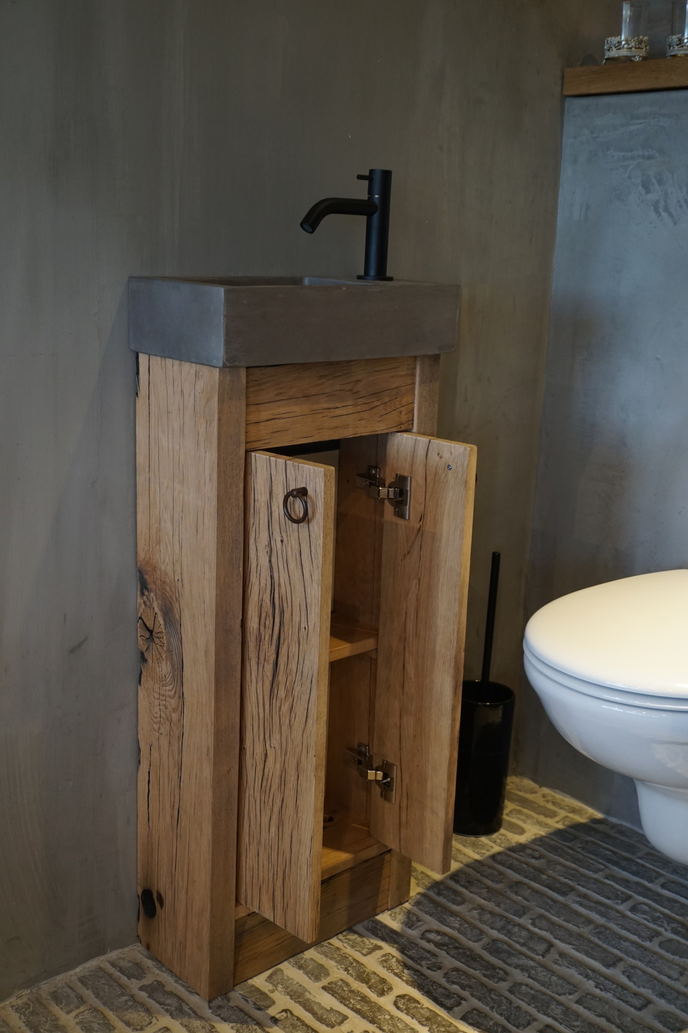 Rene Houtman Oud eikenhouten landelijk toiletmeubel + fontein dark grey