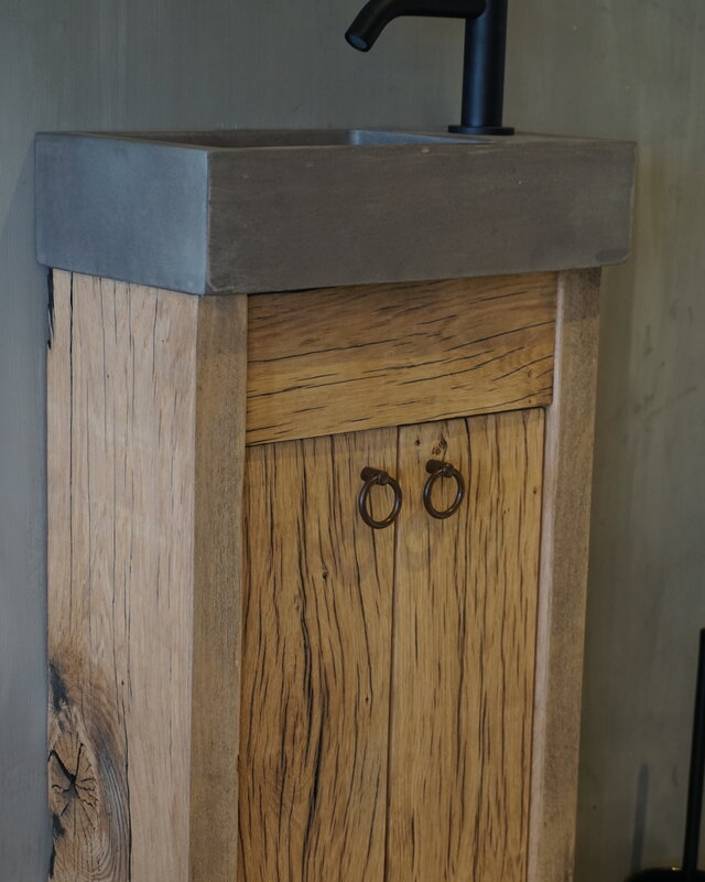Rene Houtman Oud eikenhouten landelijk toiletmeubel + fontein dark grey