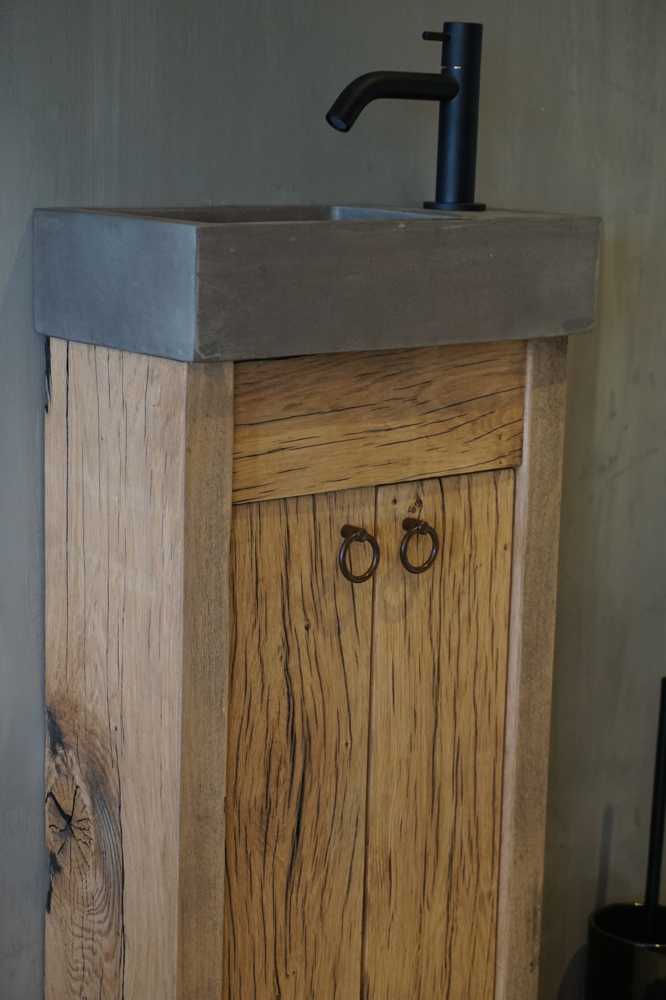 Rene Houtman Oud eikenhouten landelijk toiletmeubel + fontein dark grey
