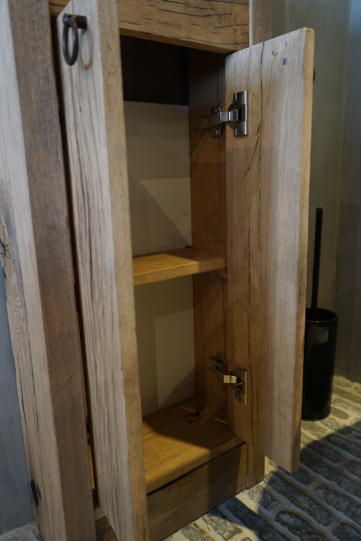 Rene Houtman Oud eikenhouten landelijk toiletmeubel + fontein dark grey