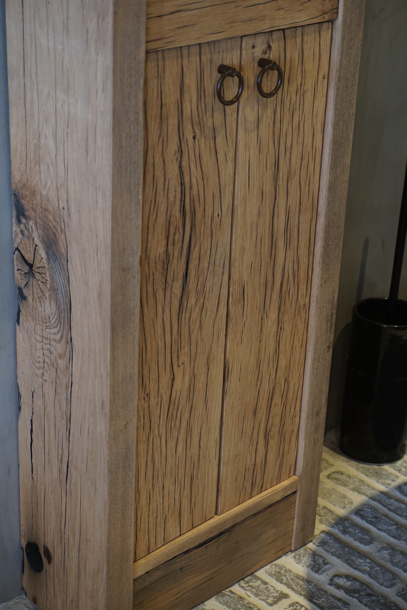 Rene Houtman Oud eikenhouten landelijk toiletmeubel + fontein dark grey