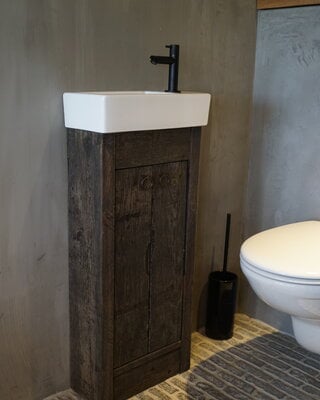 Rene Houtman Oud eikenhouten landelijk toiletmeubel + fontein wit