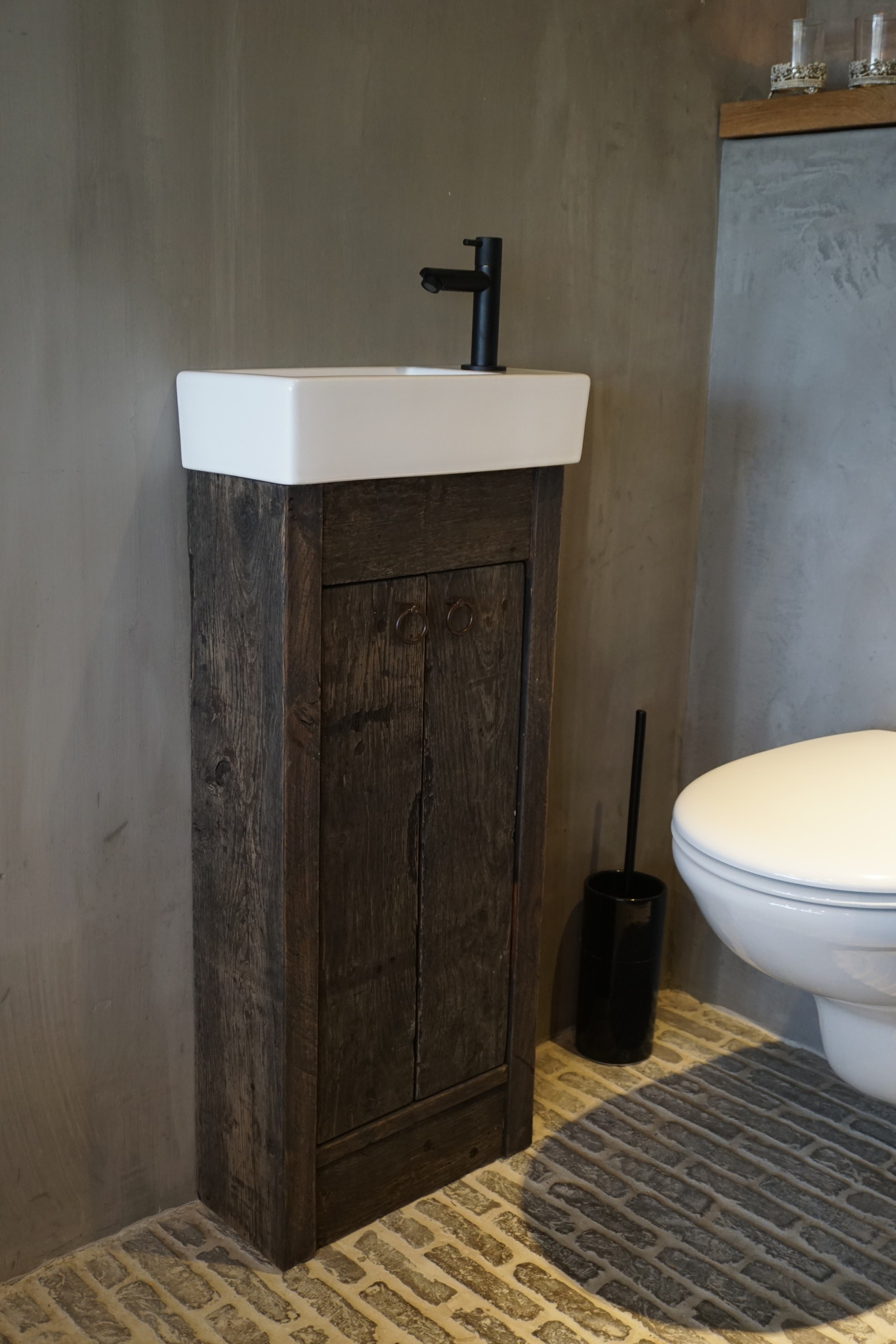 Rene Houtman Oud eikenhouten landelijk toiletmeubel + fontein wit