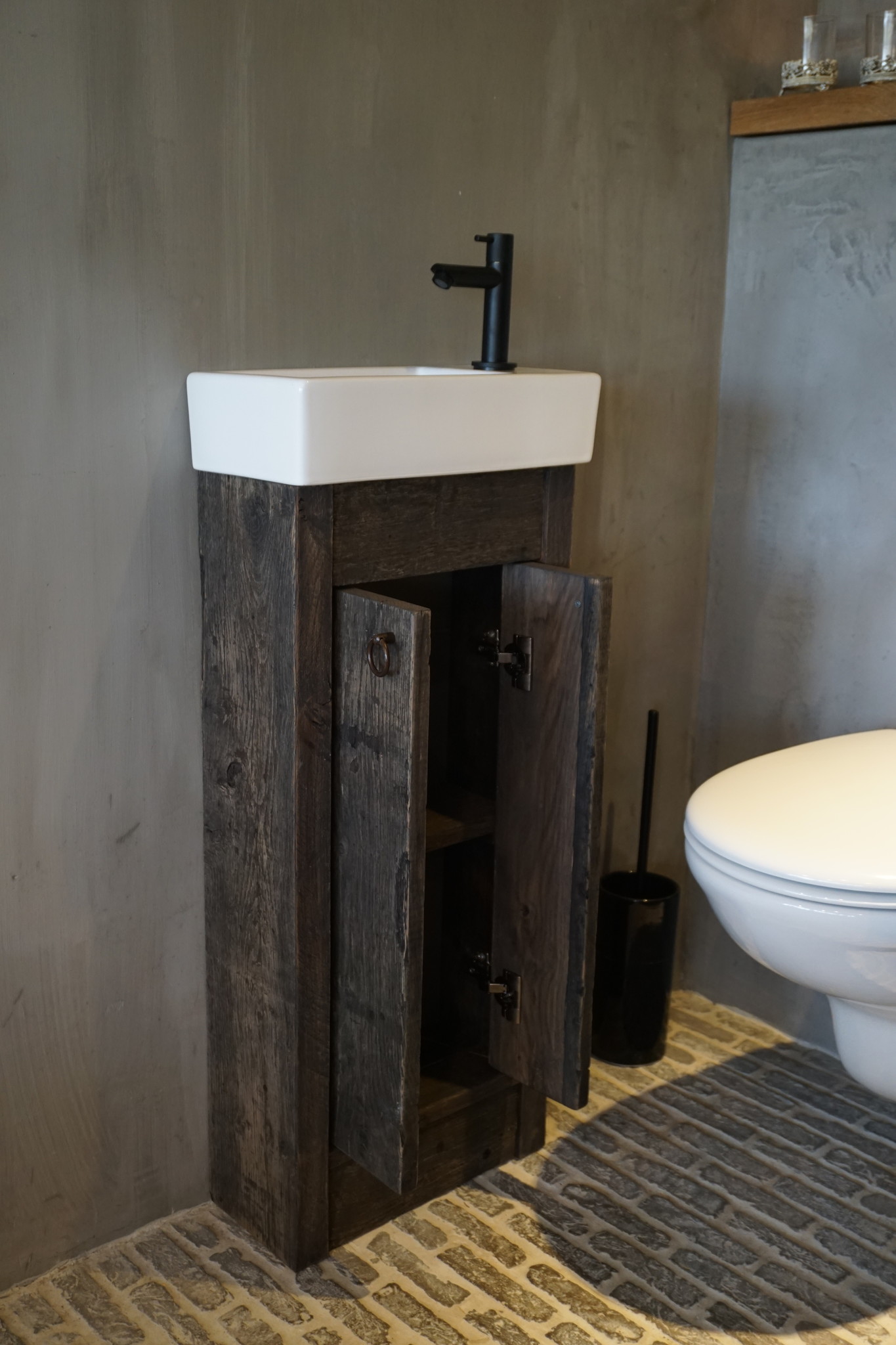 Rene Houtman Oud eikenhouten landelijk toiletmeubel + fontein wit