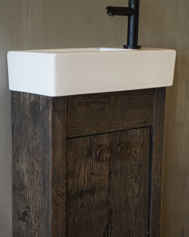 Rene Houtman Oud eikenhouten landelijk toiletmeubel + fontein wit