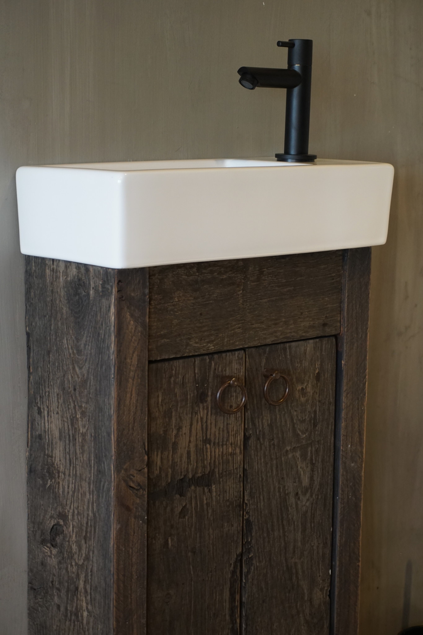 Rene Houtman Oud eikenhouten landelijk toiletmeubel + fontein wit