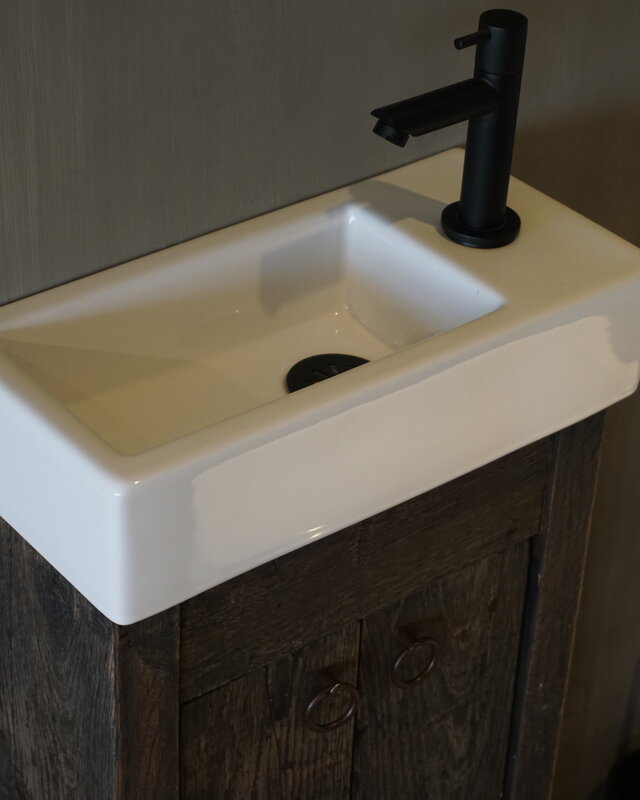 Rene Houtman Oud eikenhouten landelijk toiletmeubel + fontein wit