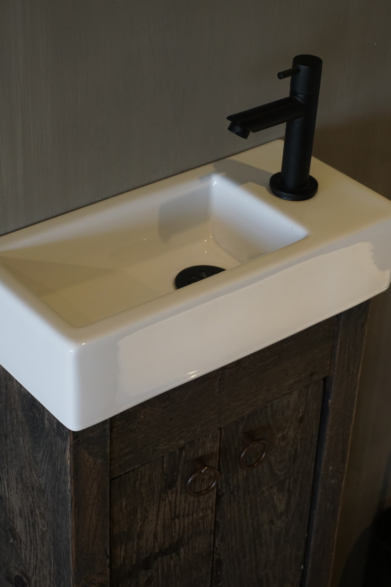 Rene Houtman Oud eikenhouten landelijk toiletmeubel + fontein wit