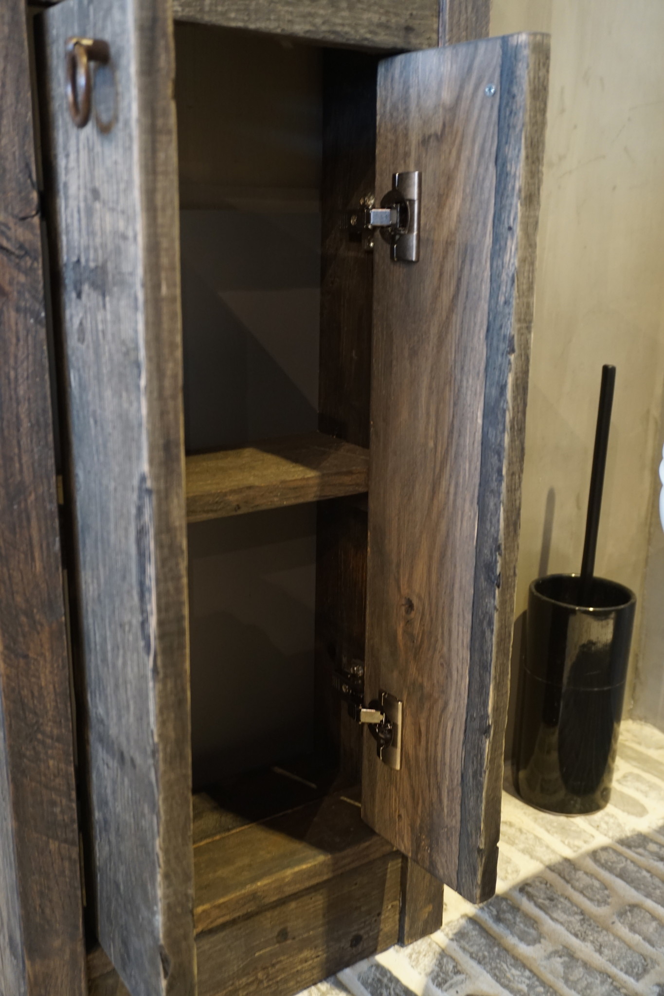 Rene Houtman Oud eikenhouten landelijk toiletmeubel + fontein wit