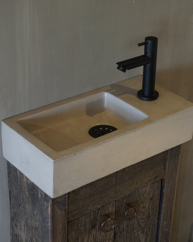 Rene Houtman Oud eikenhouten landelijk toiletmeubel + fontein light grey