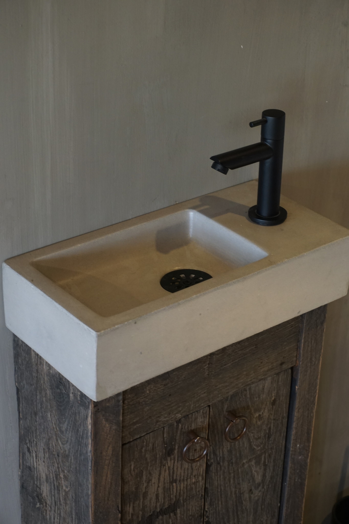 Rene Houtman Oud eikenhouten landelijk toiletmeubel + fontein light grey
