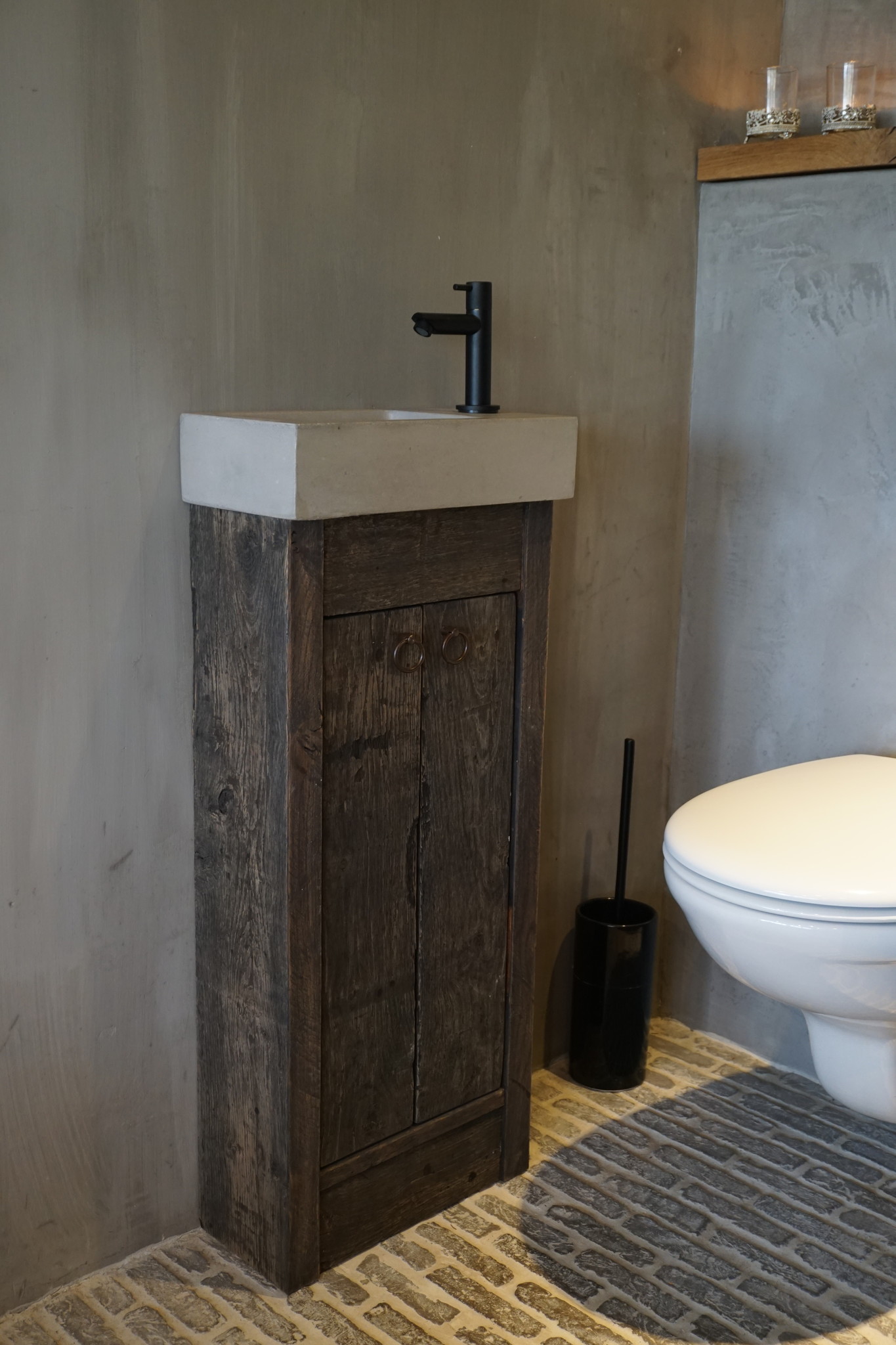 Rene Houtman Oud eikenhouten landelijk toiletmeubel + fontein light grey