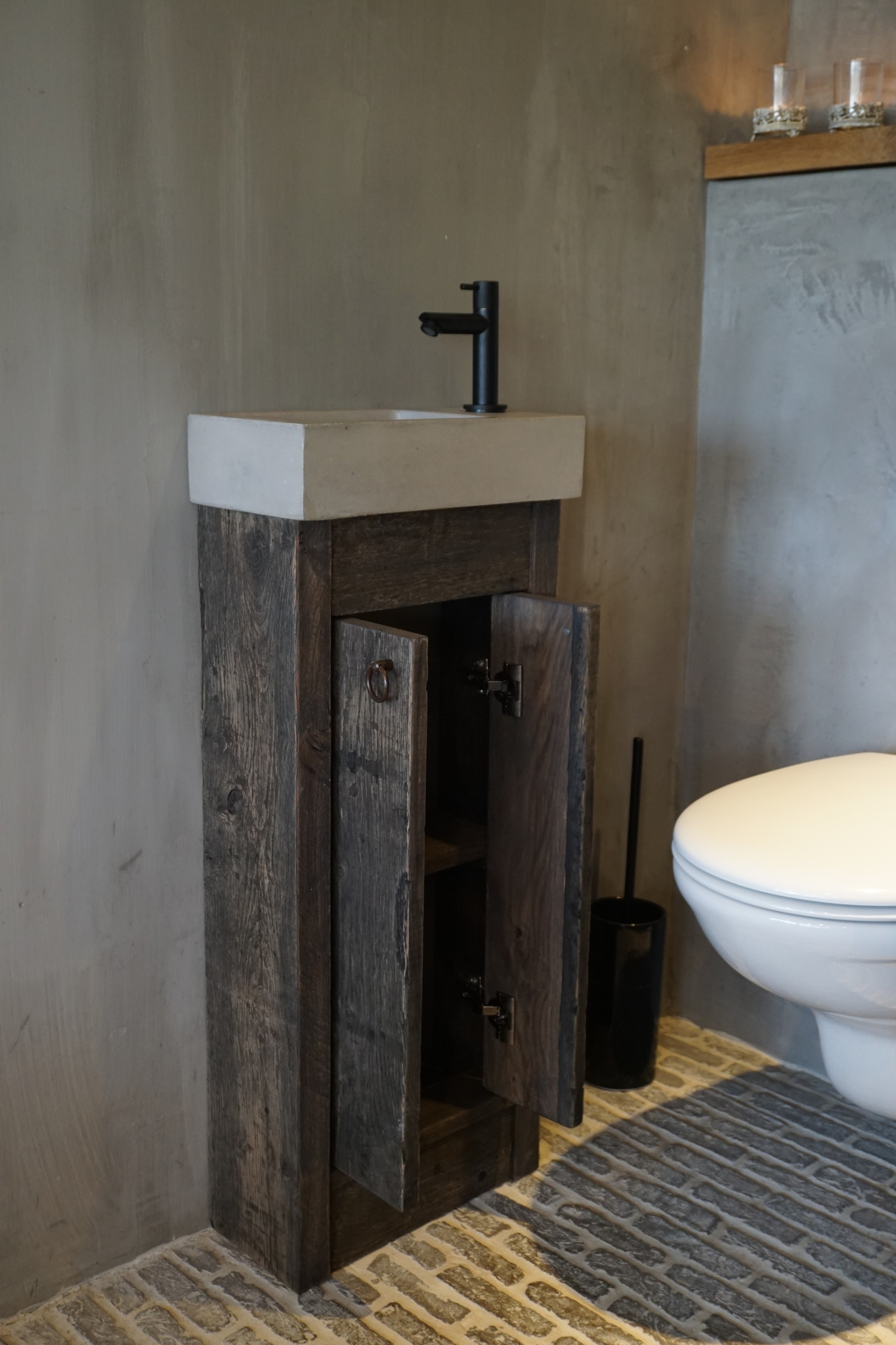 Rene Houtman Oud eikenhouten landelijk toiletmeubel + fontein light grey