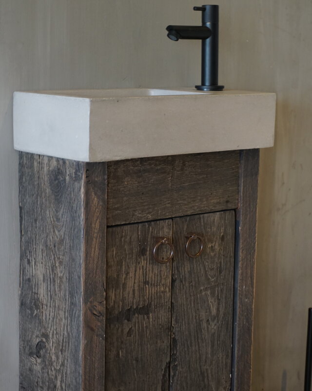 Rene Houtman Oud eikenhouten landelijk toiletmeubel + fontein light grey