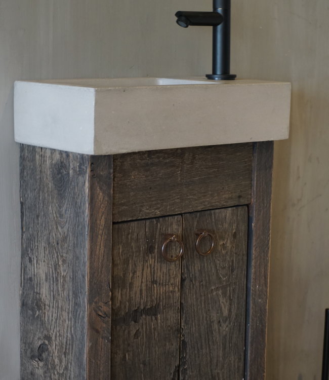 Rene Houtman Oud eikenhouten landelijk toiletmeubel + fontein light grey