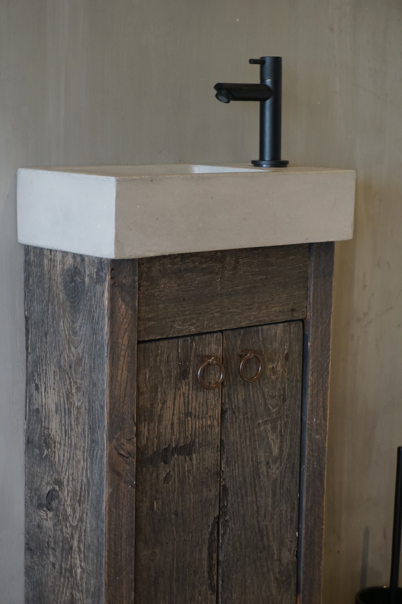 Rene Houtman Oud eikenhouten landelijk toiletmeubel + fontein light grey