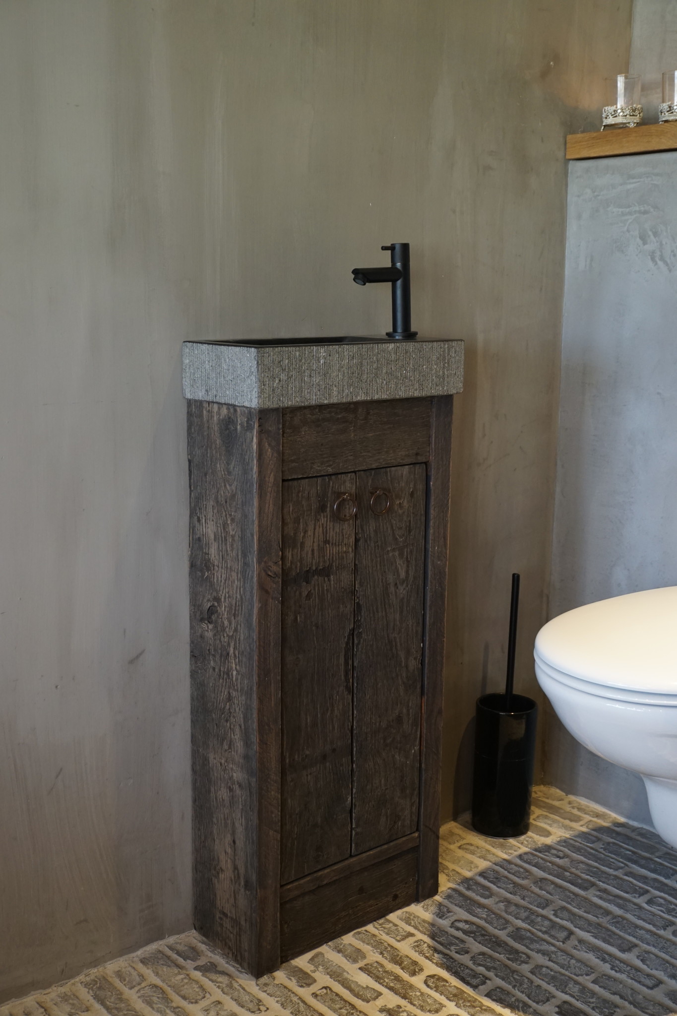 Rene Houtman Oud eikenhouten landelijk toiletmeubel + natuursteen fontein gefrijnd