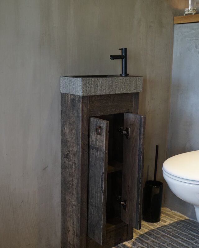 Rene Houtman Oud eikenhouten landelijk toiletmeubel + natuursteen fontein gefrijnd
