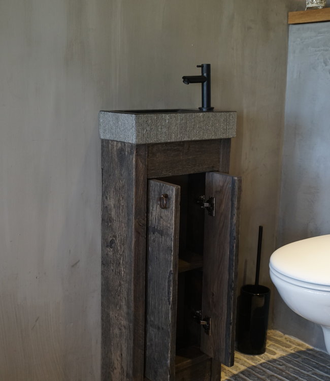 Rene Houtman Oud eikenhouten landelijk toiletmeubel + natuursteen fontein gefrijnd