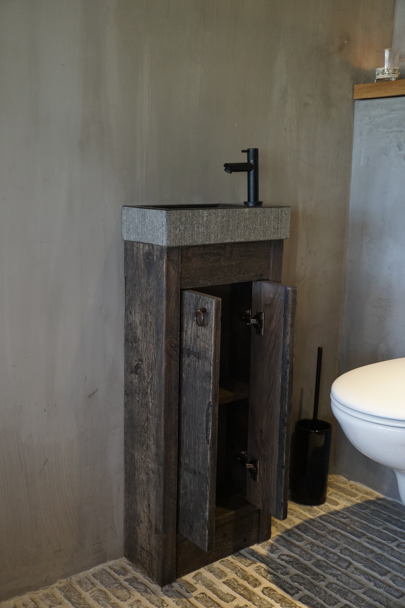 Rene Houtman Oud eikenhouten landelijk toiletmeubel + natuursteen fontein gefrijnd