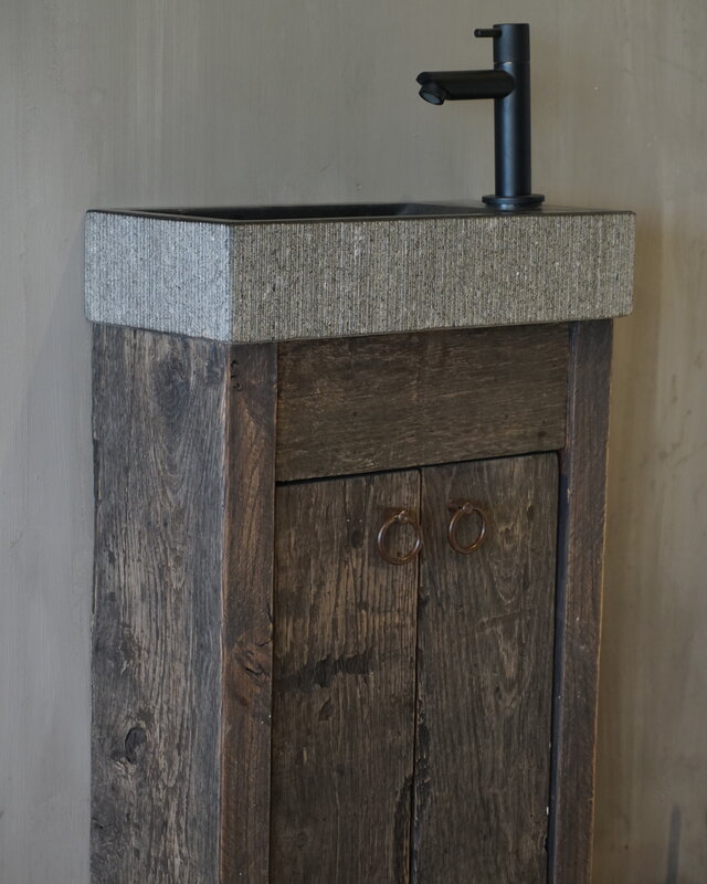Rene Houtman Oud eikenhouten landelijk toiletmeubel + natuursteen fontein gefrijnd
