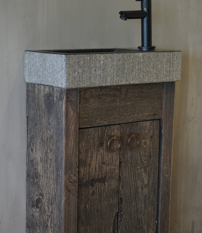 Rene Houtman Oud eikenhouten landelijk toiletmeubel + natuursteen fontein gefrijnd