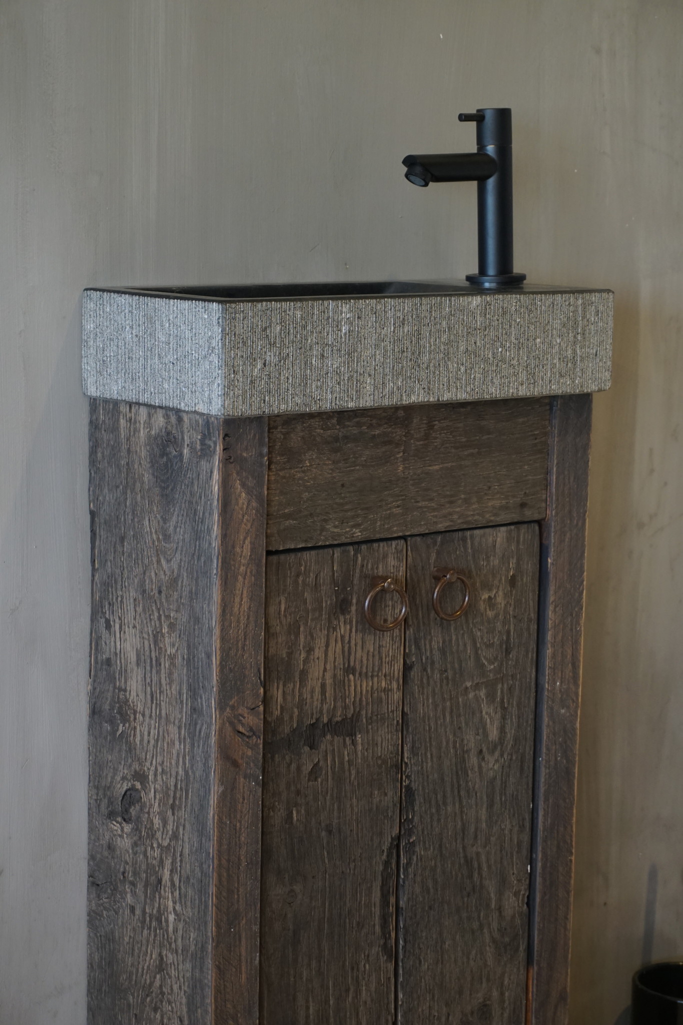 Rene Houtman Oud eikenhouten landelijk toiletmeubel + natuursteen fontein gefrijnd