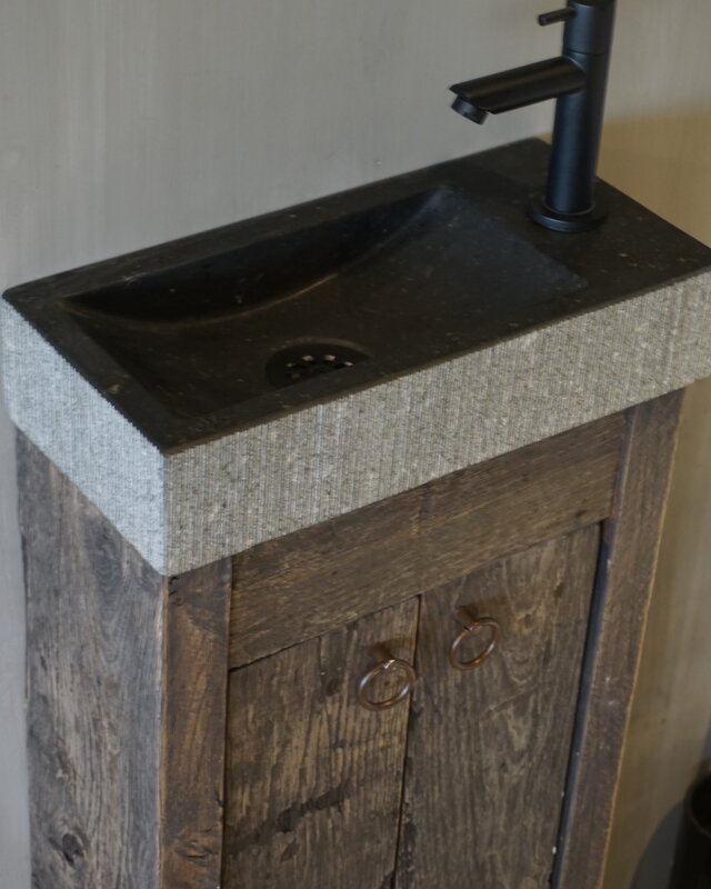 Rene Houtman Oud eikenhouten landelijk toiletmeubel + natuursteen fontein gefrijnd