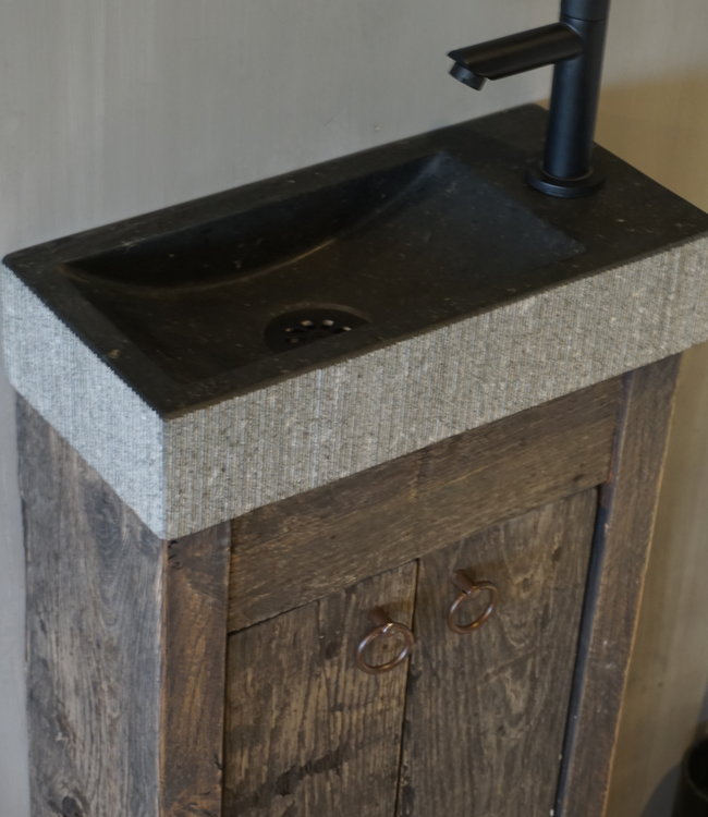 Rene Houtman Oud eikenhouten landelijk toiletmeubel + natuursteen fontein gefrijnd