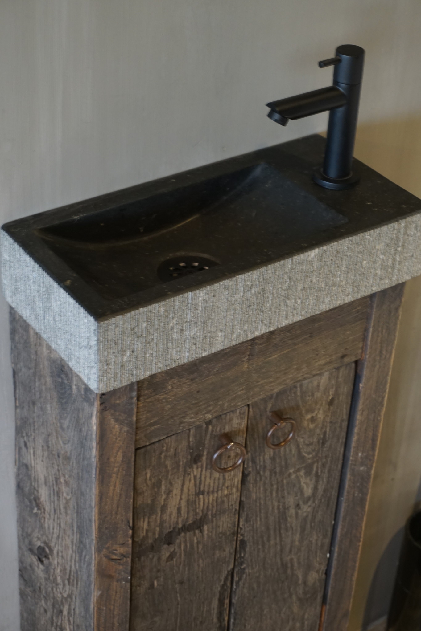 Rene Houtman Oud eikenhouten landelijk toiletmeubel + natuursteen fontein gefrijnd