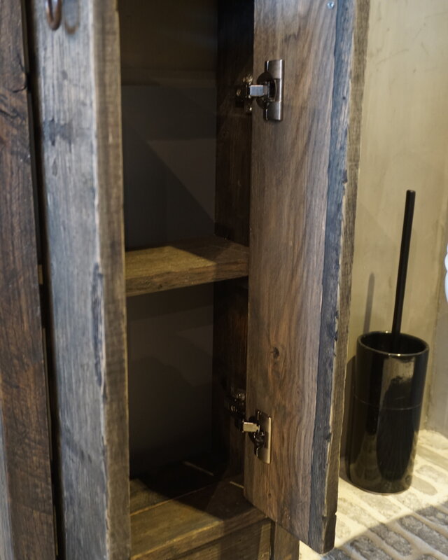 Rene Houtman Oud eikenhouten landelijk toiletmeubel + natuursteen fontein gefrijnd