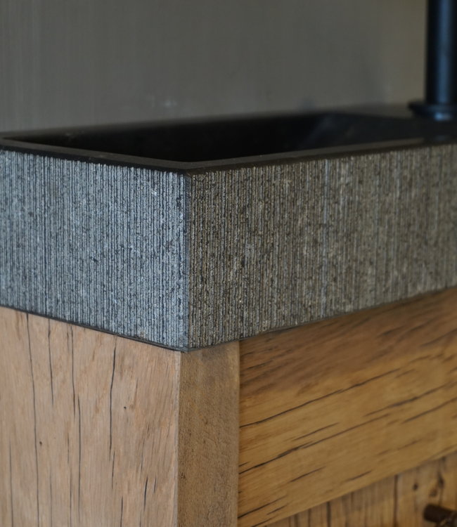 Rene Houtman Oud eikenhouten geschaafd toiletmeubel + gefrijnd natuursteen