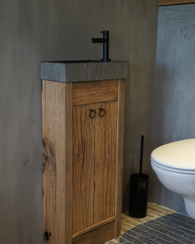 Rene Houtman Oud eikenhouten geschaafd toiletmeubel + gefrijnd natuursteen