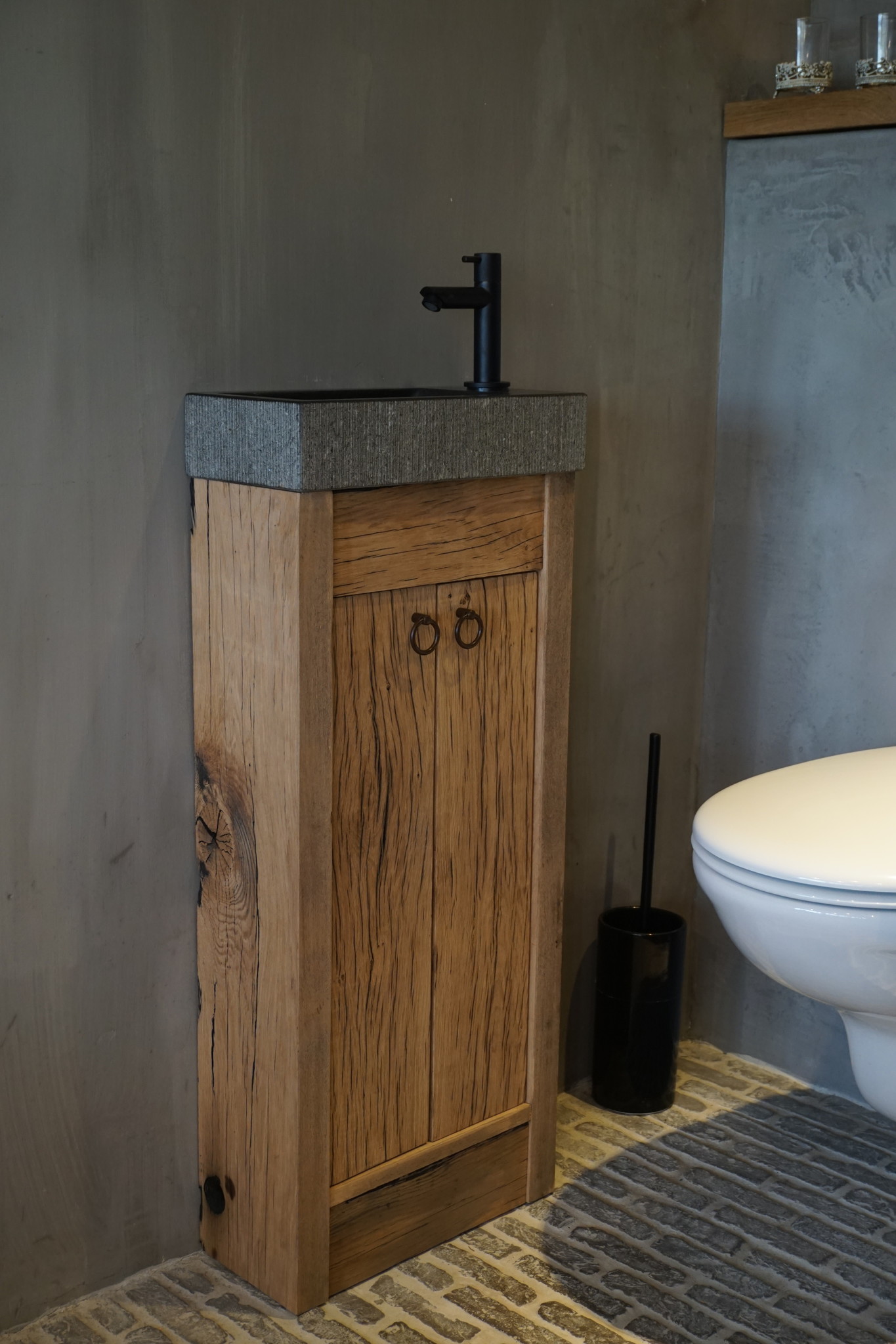 Rene Houtman Oud eikenhouten geschaafd toiletmeubel + gefrijnd natuursteen