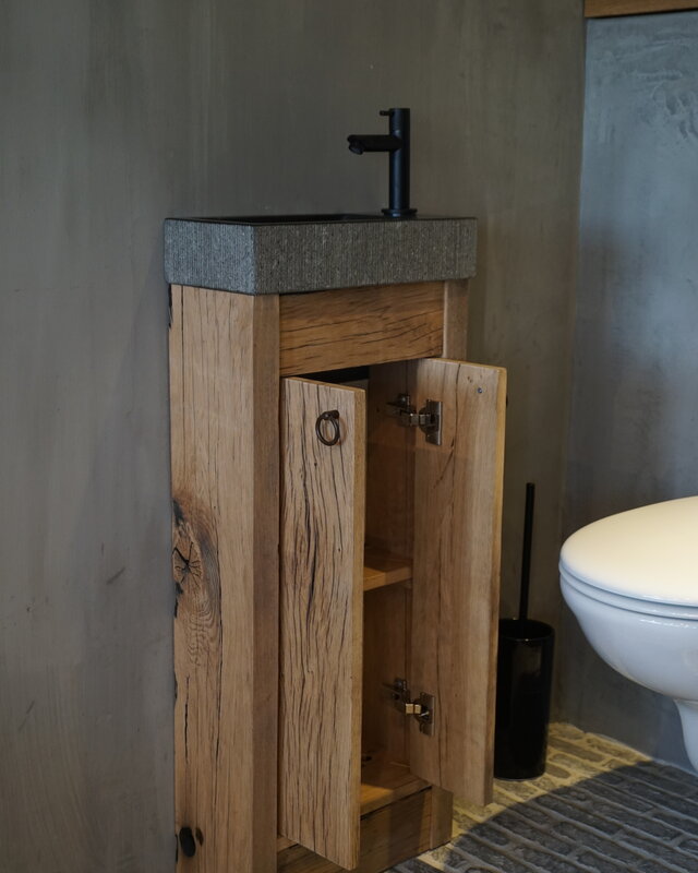 Rene Houtman Oud eikenhouten geschaafd toiletmeubel + gefrijnd natuursteen