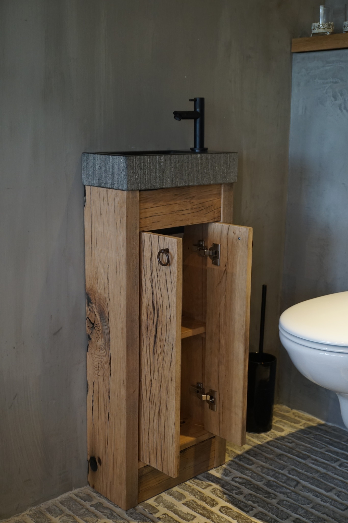 Rene Houtman Oud eikenhouten geschaafd toiletmeubel + gefrijnd natuursteen