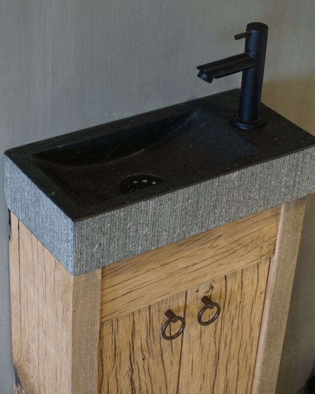 Rene Houtman Oud eikenhouten geschaafd toiletmeubel + gefrijnd natuursteen