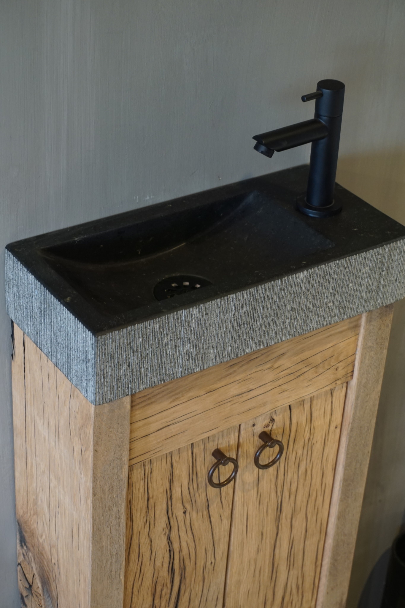 Rene Houtman Oud eikenhouten geschaafd toiletmeubel + gefrijnd natuursteen